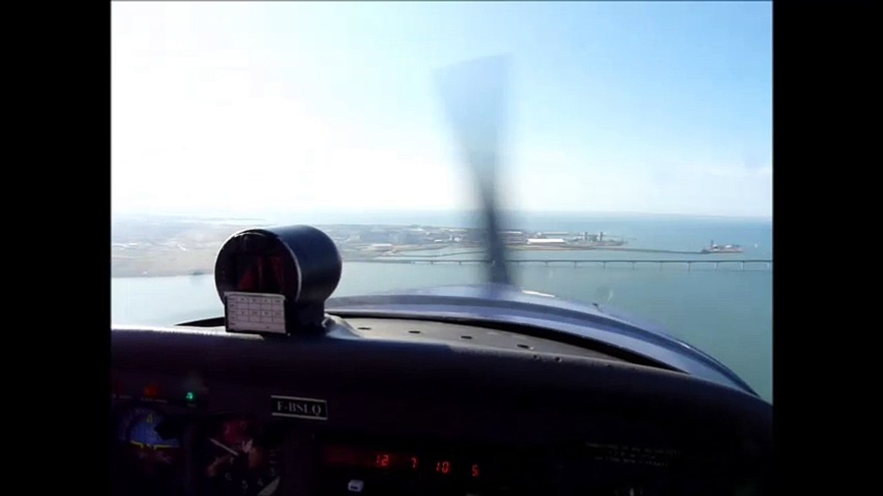 atterrissage Robin DR300 à LFBH piste 09