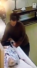 Une femme vole la bague dune vieille dame dans son cercueil