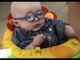 Bebê com deficiência visual sorri de alegria ao ganhar um óculos; veja o vídeo