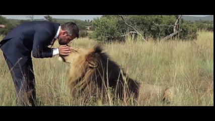 Cet homme jouait au football avec ces lions sauvages... La raison est incroyablement folle !