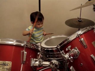 Il n'a que 23 mois, mais quand il entend le signal, il impressionne tout le monde. Extraordinaire !