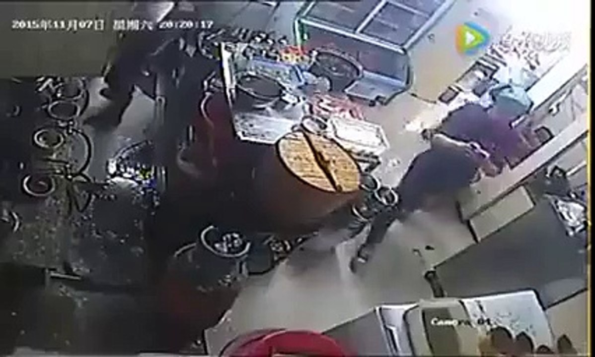 Walk play phone knocked down the gas tank...Cell phone than the results of life also important.. Dizzy