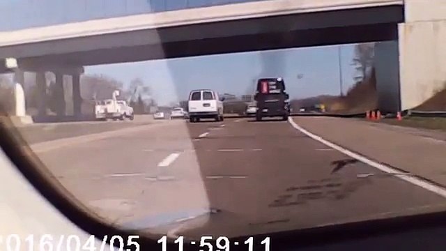 Le pilote automatique d'une Tesla évite un accident sur l'autoroute