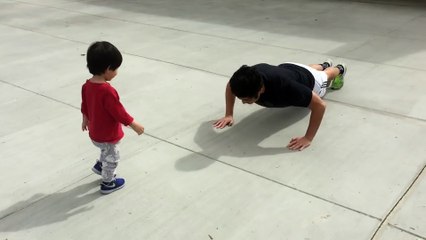 Séance de sport entre un père et son fils. Trop adorable !