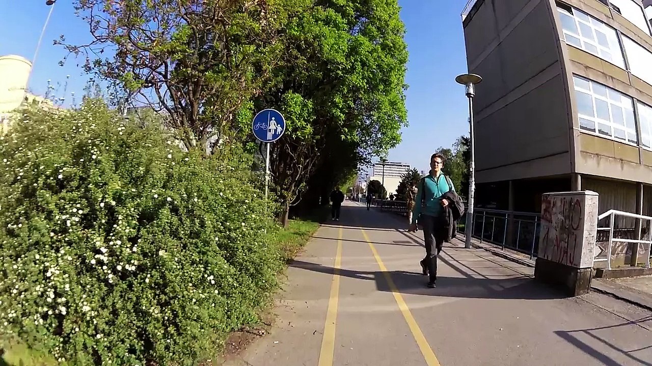 2016-04-11 pjesaci blokiraju prolaz