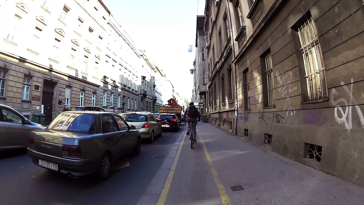 2016-04-11 kombi i pjesak blokiraju prolaz