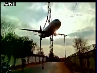 Download Video: Transport d'un avion A320 qui tourne mal. Chute terrible du haut d'une grue