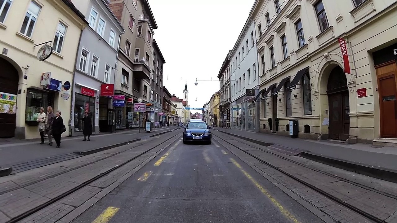 2016-04-10 automobili blokiraju prolaz