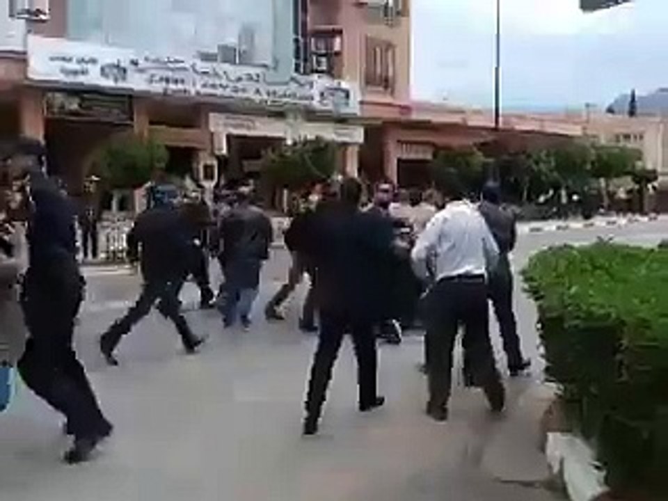 Arrestation musclée d'une FEMEN au maroc ( Béni Mellal )
