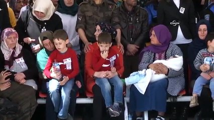 Şehit babalarını Türk bayraklı tişört giyerek uğurladılar