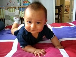 Bébé Hugo se met sur le ventre