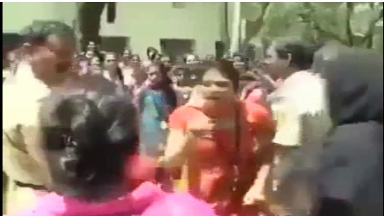 Indian Collage Girls Beats To Hijab Wear Students