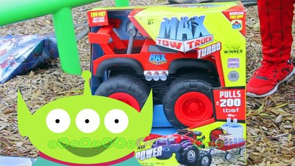 SUPERMAN vs SPIDERMAN POWER WHEELS RACE GIANT SURPRISE TOYS KIDS opening PLAYTIME AT THE PARK batman