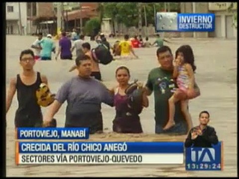 Crecida del río Chico anegó sectores de la vía Portoviejo-Quevedo