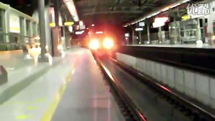 入線してきた電車の前に立ちはだかるキチガイ　【上海】