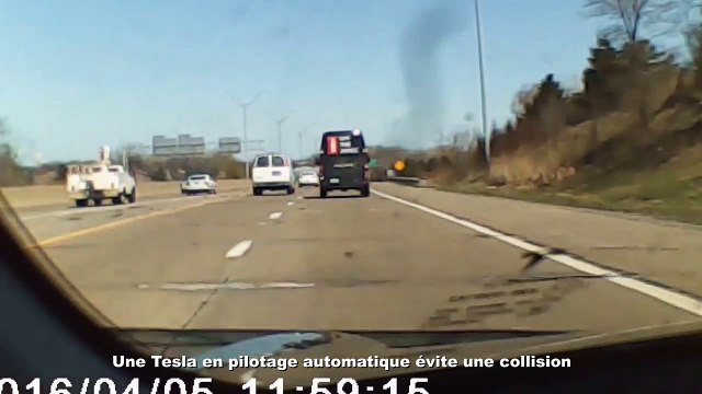 Une Tesla en pilotage automatique évite une collision