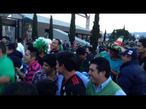 La porra de México afuera del estadio Azteca...