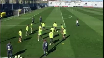 Un petit pont de Carvajal à Ramos à l'entraînement du Real Madrid
