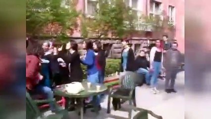 Kız öğrenciler, tacizle suçladıkları erkek öğrenciyi böyle dövdü