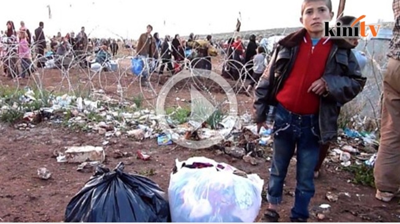 Syria warplanes hit village near Turkey, hundreds flee