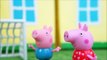 Pig George e Papai da Peppa Pig Derrubam a Mamãe com a Bola de Futebol! Completo em Portugues