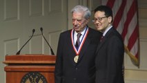Vargas Llosa habló sobre Fujimori al recibir el premio como 