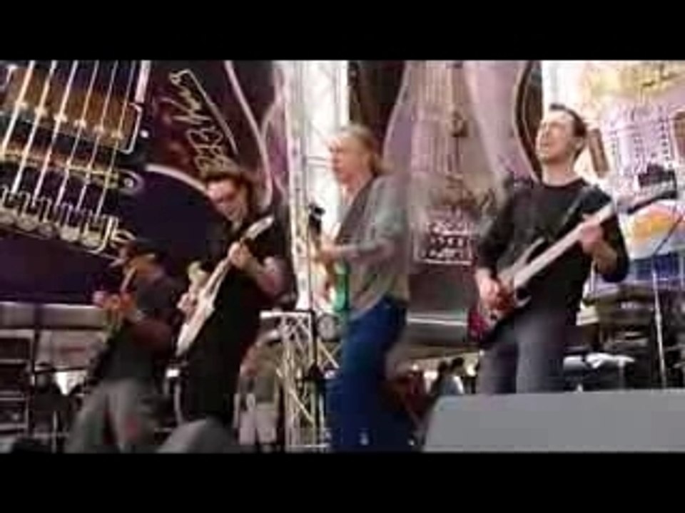 Steve Vai aux crossroads guitar festival en 2004