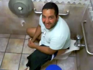 El Príncipe cagando en Mc Donald´s