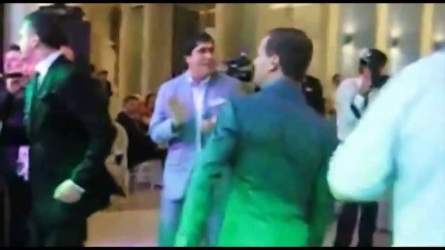 Медведев танцует Путин поёт под песню Республики