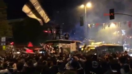 Beşiktaşlı taraftarlar galibiyeti kutladı