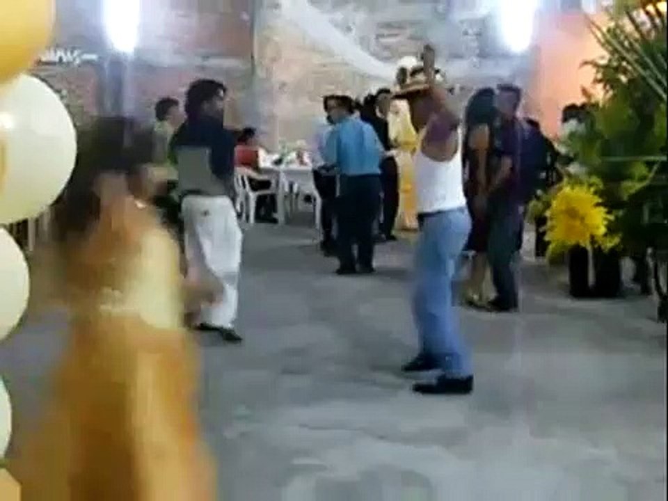 borrachos bailando el efecto de la fiesta, david prego arufe edith.wmv