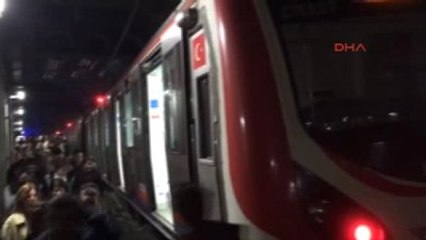 Marmaray'da Raydan Çıkan Vagonun Görüntüsü ve Vatandaşların Tünelde Yürümesi