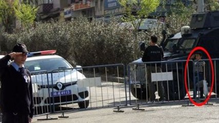 Emniyet Müdürü Boyacı Çocuğa Ödül Verdi