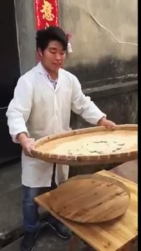 Un boulanger jongle avec 30 boules de pâte à pain en même temps en Chine