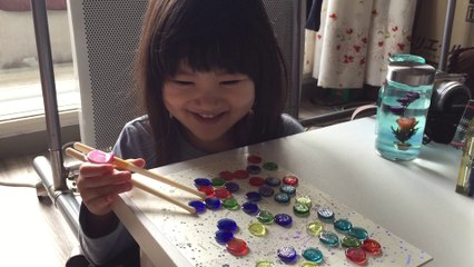 昔懐かしの おはじき で遊ぶ ももか / Momoka play with nostalgic marbles