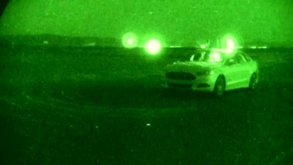 Cette Ford se conduit toute seule de nuit ! Impressionnant !