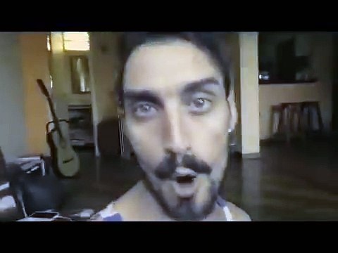 Ce mec fait le lipdub le plus fou jamais vu avec sa tête de dingue