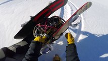 Il lâche sa motoneige du haut de la montagne pour descendre en snowboard