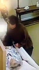 Elle dépouille un mort dans son cercueil à l'église