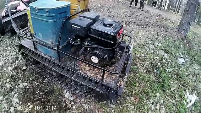Мотобуксировщик КОЙРА с редуктором тащит три прицепа по лесу и болоту. л