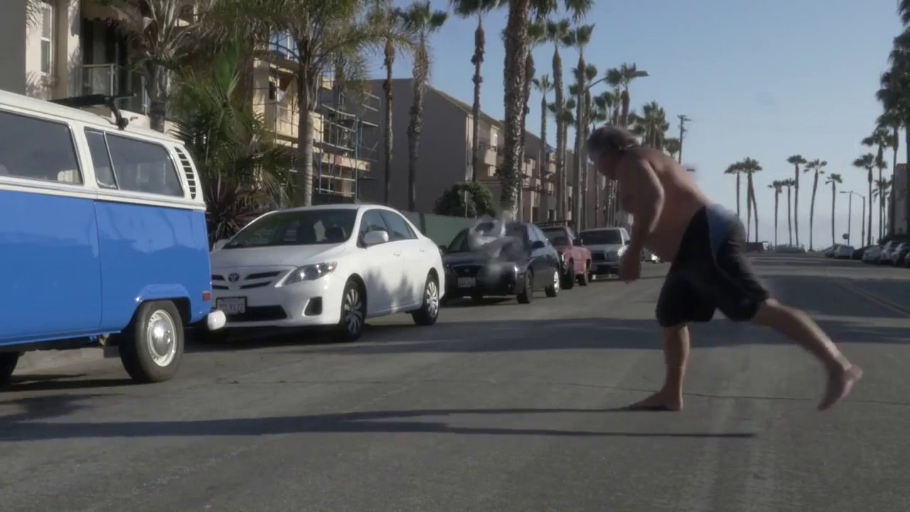 Un voisin bourré défonce un drone en pleine rue !