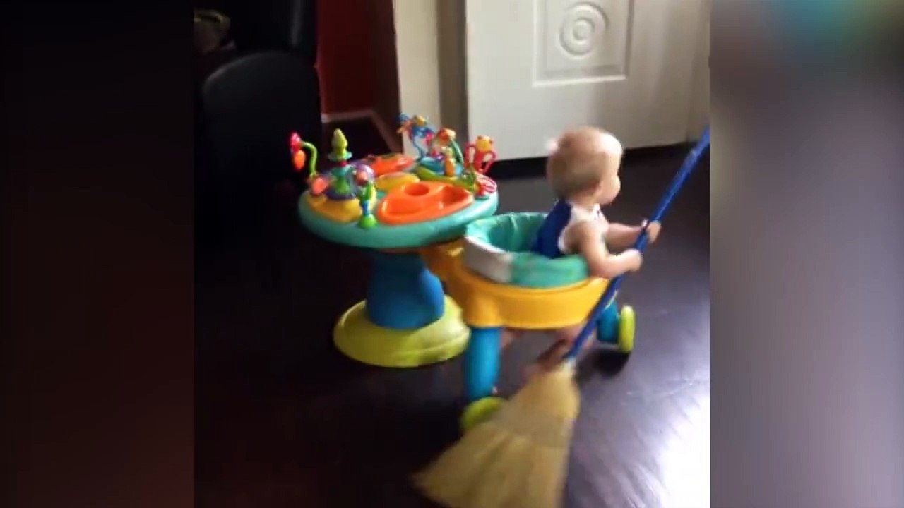 Des enfants qui préfèrent faire le ménage que jouer. Compilation adorable