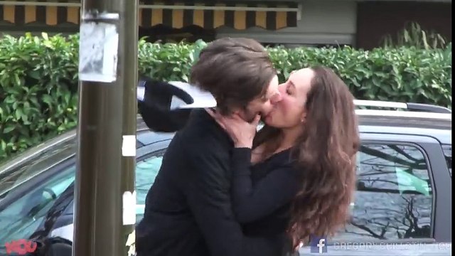 Embrasser des inconnus dans la rue en quelques secondes