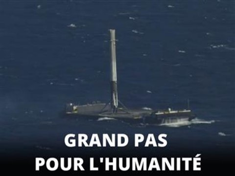 Atterissage spectaculaire d'une fusée en pleine mer