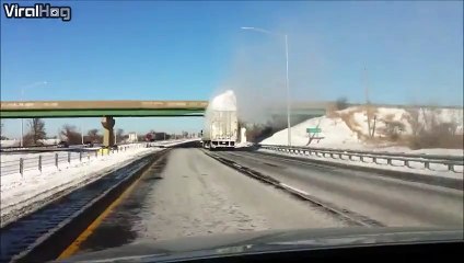 Il suit un camion mais lorsquil arrive à un pont il se fait surprendre par un bloc de neige  - vidéo Dailymotion