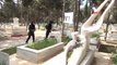 Mersin Ailesi Kızlarının Katilinin Öldürülmesinin Ardından Özgecan' In Mezarını Ziyaret Etti 1-