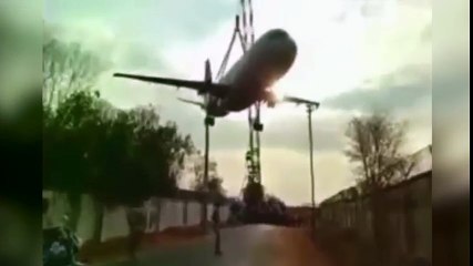 Cae avión transportado en grúa junto a aeropuerto de la India