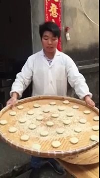 Un homme jongle avec des morceaux de pates en chine !
