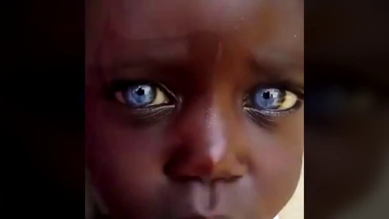 Une petite fille noire avec les yeux bleus !