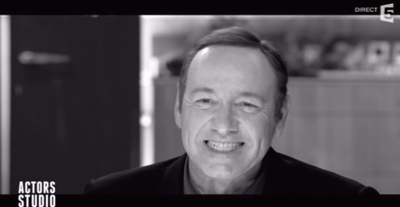 C à Vous : Kevin Spacey fait rire tout le monde en jouant du Shakespeare (vidéo)